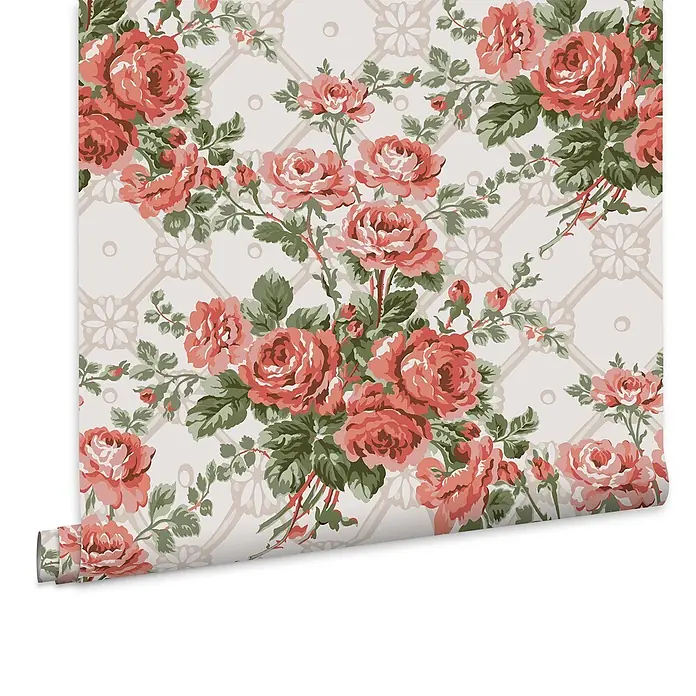 Laura Ashley Vliestapete Vliestapete Landrosen - Rosa, Floral, 10 x 0,52 m - Tapetenrolle mit klassischem Muster aus rosa und korallenroten Rosen, grünen Blättern und hellem beige Hintergrund mit dezenten Rauten- und Blumenmotiven.