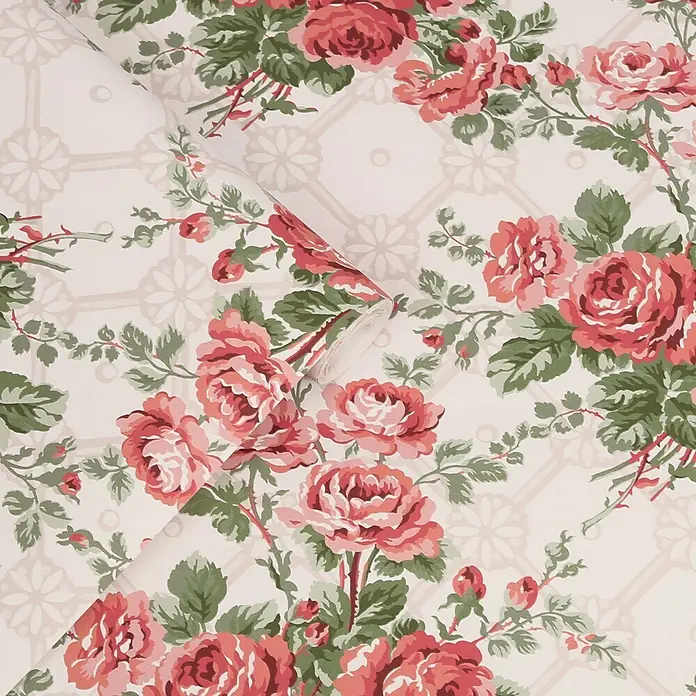 Laura Ashley Vliestapete Vliestapete Landrosen - Rosa, Floral, 10 x 0,52 m - Tapete mit großen roten und rosafarbenen Rosen, grünen Blättern und einem dezenten hellen geometrischen Muster, teilweise gerollt.