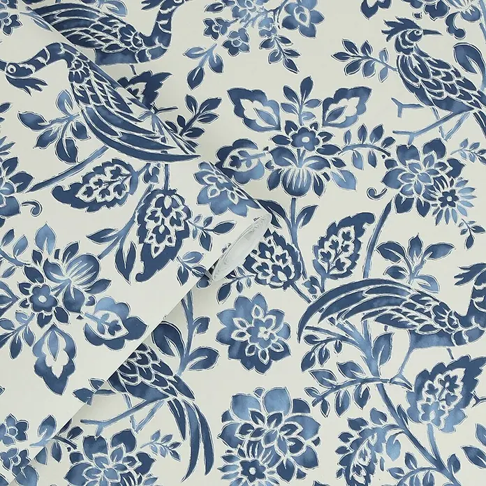Laura Ashley Vliestapete Vliestapete Adain Palace Blumen - Blau, Floral, 10 x 0,52 m - Tapetenrolle mit detailliertem blau-weißem Muster, das Vögel und große Blumenmotive zeigt.