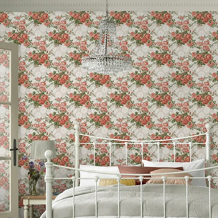 Laura Ashley Vliestapete Vliestapete Landrosen - Rosa, Floral, 10 x 0,52 m - Vintage-Blumentapete mit großen korallenroten Rosen auf beigem Gitterhintergrund, schafft eine klassische Schlafzimmerästhetik.
