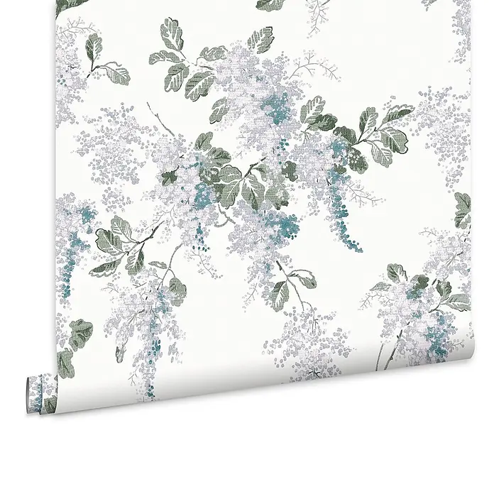 Laura Ashley Vliestapete Vliestapete Fliederzweige - Blau, Floral - Tapetenrolle mit floralem Muster aus hellvioletten und blauen Blüten und dunkelgrünen Blättern.