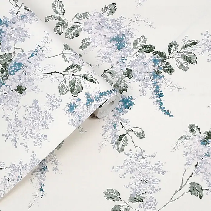 Laura Ashley Vliestapete Fliederzweige - Blau, Floral, 1.000 x 52 cm - Weiße Tapetenrolle mit blau-lila Blütenmustern und grünen Blättern.