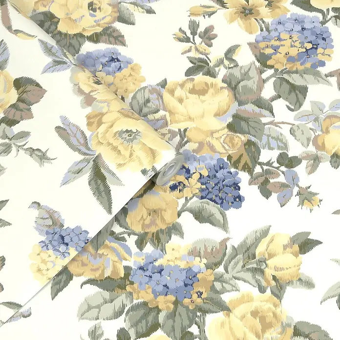 Laura Ashley Vliestapete Vliestapete Pembrey - Gold, Floral, 10 x 0,52 m - Florale Tapete mit gelben Rosen und blauen Hortensien, teilweise abgerollt.