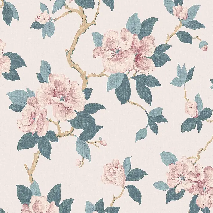 Laura Ashley Vliestapete orientalische Blüte - Leinen, Floral, 1.000 x 52 cm - Florales Tapetenmuster mit rosa Blüten, türkisblauen Blättern und braunen Zweigen auf hellrosa strukturiertem Hintergrund.