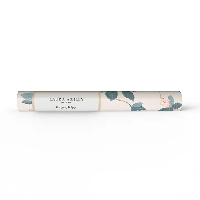 Laura Ashley Vliestapete orientalische Blüte - Leinen, Floral, 1.000 x 52 cm - Laura Ashley Tapetenrolle mit rosa Rosen und grünen Blättern, mit "Fine Quality Wallpaper"-Etikett.