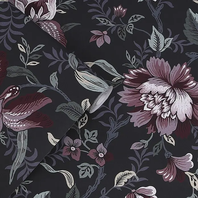 Laura Ashley Vliestapete Exotischer Garten - Grau, Floral, 1.000 x 52 cm - Dunkles Blumenmuster mit großen und kleinen Blüten und Blättern in Lila-, Kastanienbraun-, Hellgrün- und Cremetönen, mit einer Falte dargestellt.