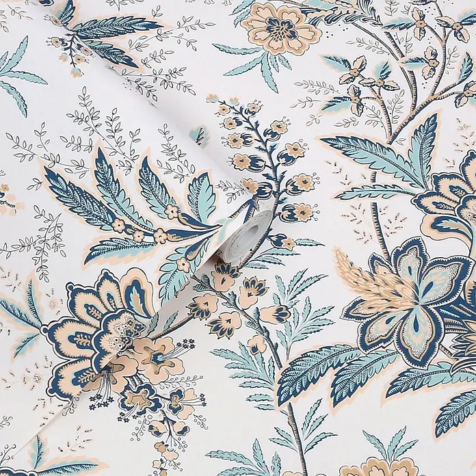 Laura Ashley Vliestapete antikes Textil - Beige, Floral, 1.000 x 52 cm - Weiße Tapetenrolle mit sich wiederholendem Muster aus stilisierten blauen, hellblauen und beigen Blumen und Blättern.