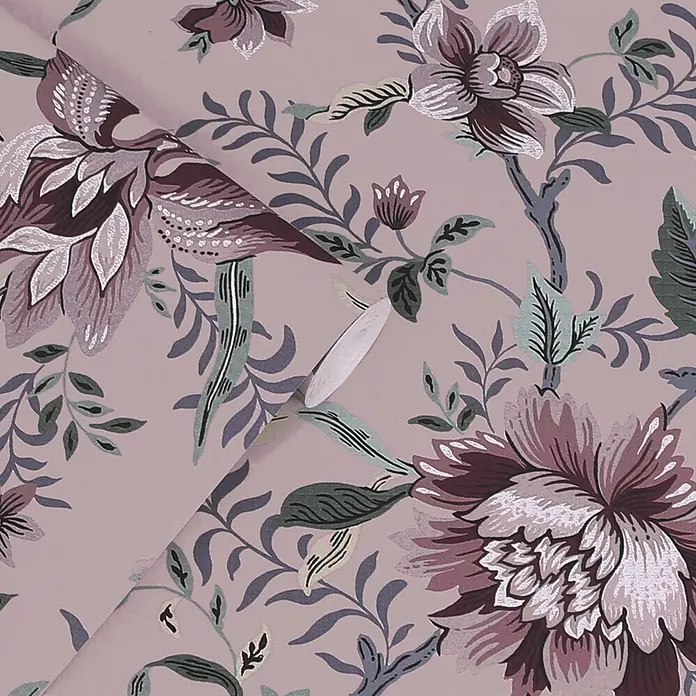 Laura Ashley Vliestapete Vliestapete Exotischer Garten - Rot, Floral, 10 x 0,52 m - Geblümter Stoff in gedämpften Rosa- und Grüntönen, gefaltet mit sichtbaren Schichten und einem kleinen weißen Dekorelement.