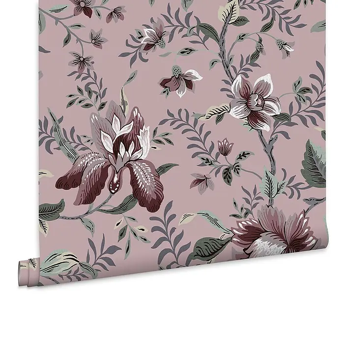 Laura Ashley Vliestapete Vliestapete Exotischer Garten - Rot, Floral, 10 x 0,52 m - Tapetenrolle mit gedämpftem Blumenmuster: bordeauxrote, graue, weiße Blüten und grüne Blätter auf hellviolettem Grund, teilweise abgerollt.