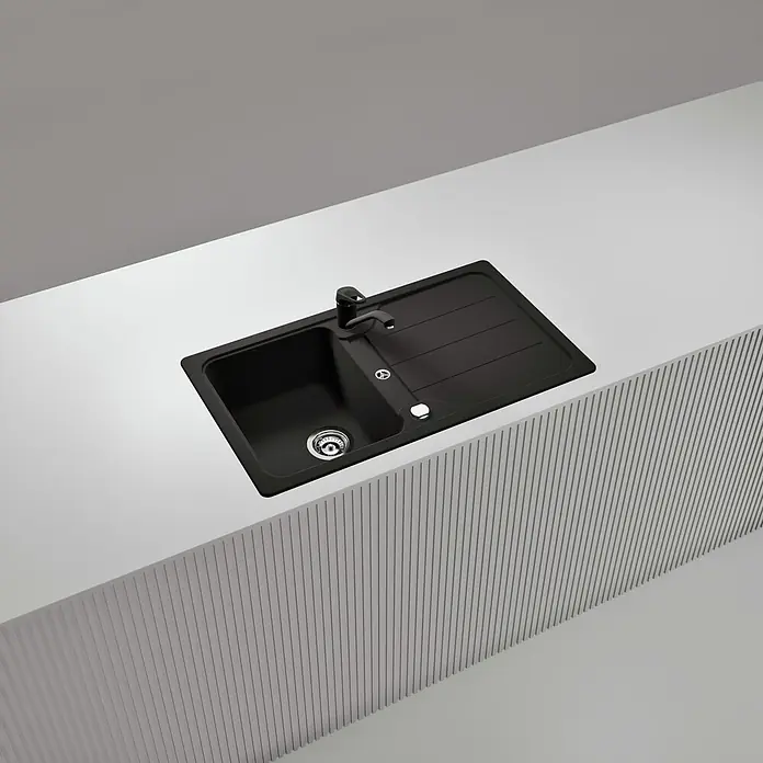 Schock Einbauspüle Formhaus - 86 x 50 cm, Nero, Quarzkomposit - Schwarze Küchenspüle mit integriertem schwarzem Wasserhahn, in eine weiße Arbeitsplatte eingesetzt.