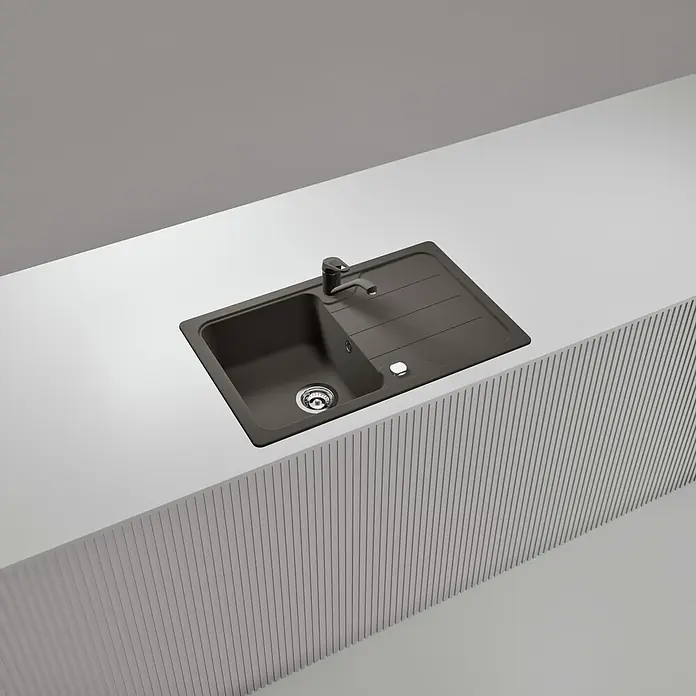 Schock Einbauspüle Formhaus - 78 x 50 cm, Asphalt, Quarzkomposit - Dunkelgraue Küchenspüle mit Abtropffläche und moderner Armatur, in heller Arbeitsplatte installiert.