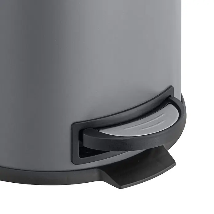SVITA Treteimer T30 - 30 l, Metall, Schwarz - Nahaufnahme des Fußpedals eines grauen Treteimers, mit schwarzem Pedal und grauer Antirutschfläche.