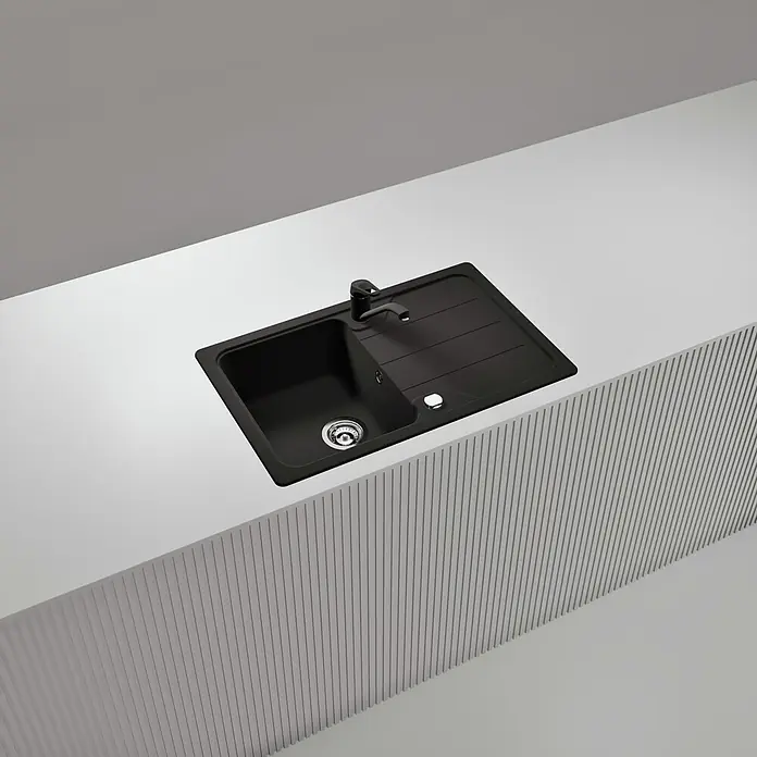 Schock Einbauspüle Formhaus - 78 x 50 cm, Nero, Quarzkomposit - Schwarze Küchenspüle mit integriertem Abtropfbereich und schwarzer Einhebelarmatur, in eine helle Arbeitsplatte eingelassen.