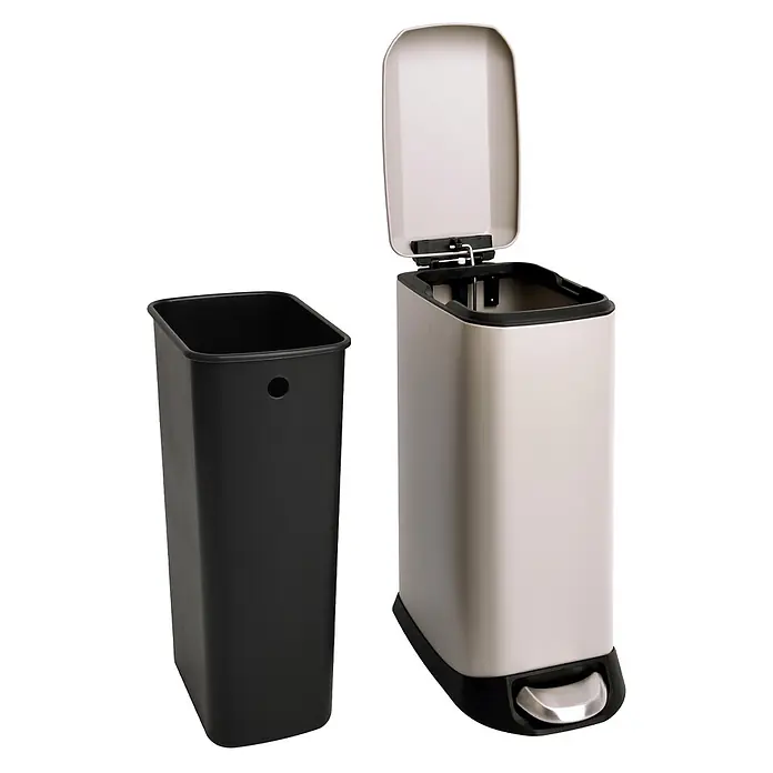 SVITA Treteimer TS12 - 12 l, Metall, Beige - Silberner Treteimer mit offenem Deckel, gezeigt neben seinem herausnehmbaren schwarzen Kunststoffeinsatz.