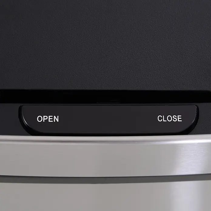 Homcom Sensormülleimer - 72 l, Edelstahl, Silber - Schwarzes Bedienfeld mit weißen „OPEN“- und „CLOSE“-Tasten über einer silbernen gebürsteten Metallkante.