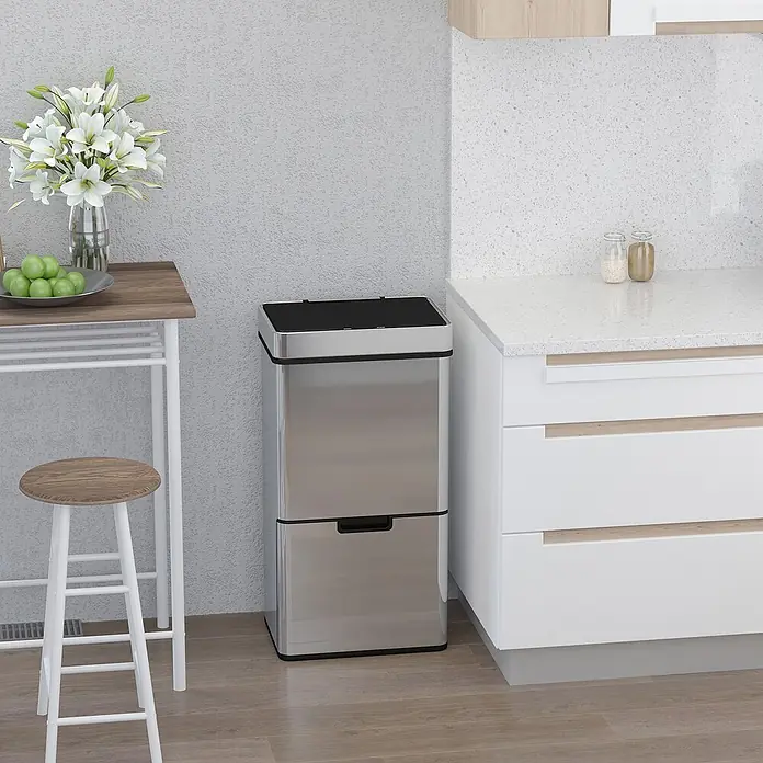 Homcom Sensormülleimer - 72 l, Edelstahl, Silber - Ein eleganter, zweigeteilter Edelstahl-Mülleimer mit schwarzen Deckeln steht in einer modernen Küche. Er bietet getrennte Abfall- und Wertstofflagerung.