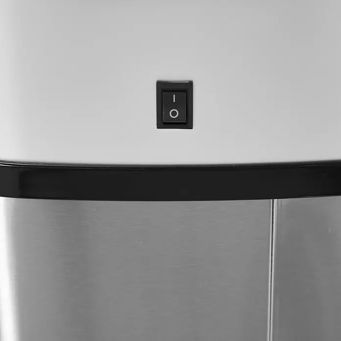 Homcom Sensormülleimer - 58 l, Edelstahl, Silber - Gerätedetail: Schwarzer Netzschalter mit 'Ein' (I) und 'Aus' (O) Symbolen, auf grauer Fläche über gebürsteter Metallplatte.