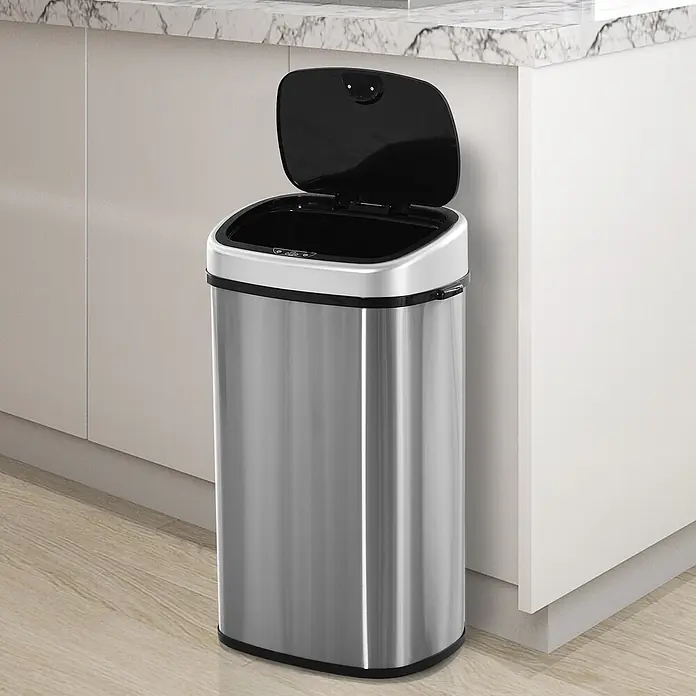 Homcom Sensormülleimer - 58 l, Edelstahl, Silber - Edelstahl-Mülleimer mit offenem schwarzem Automatikdeckel, neben Küchenschränken platziert.