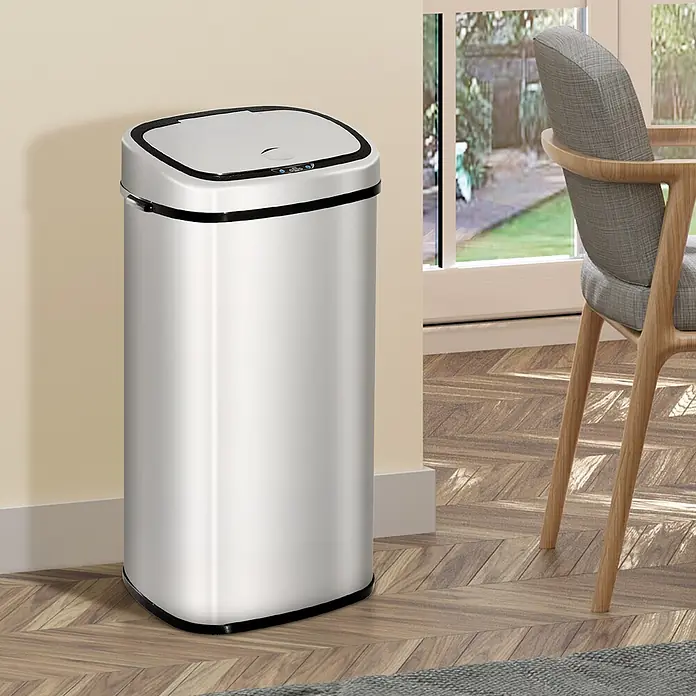 Homcom Sensormülleimer - 68 l, Edelstahl, Silber - Ein hoher, silberner, rechteckiger smarter Mülleimer mit schwarzem Rand und Sensor-Deckel auf Holzboden in einem Raum.