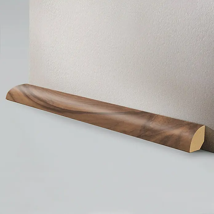 LOGOCLIC Viertelstab Noce Como - 260 cm x 22 mm x 22 mm, MDF - Holzfußleiste mit abgerundeter Kante und dekorativer Holzmaserung, die einen stilvollen Übergang zwischen Wand und Boden bildet.