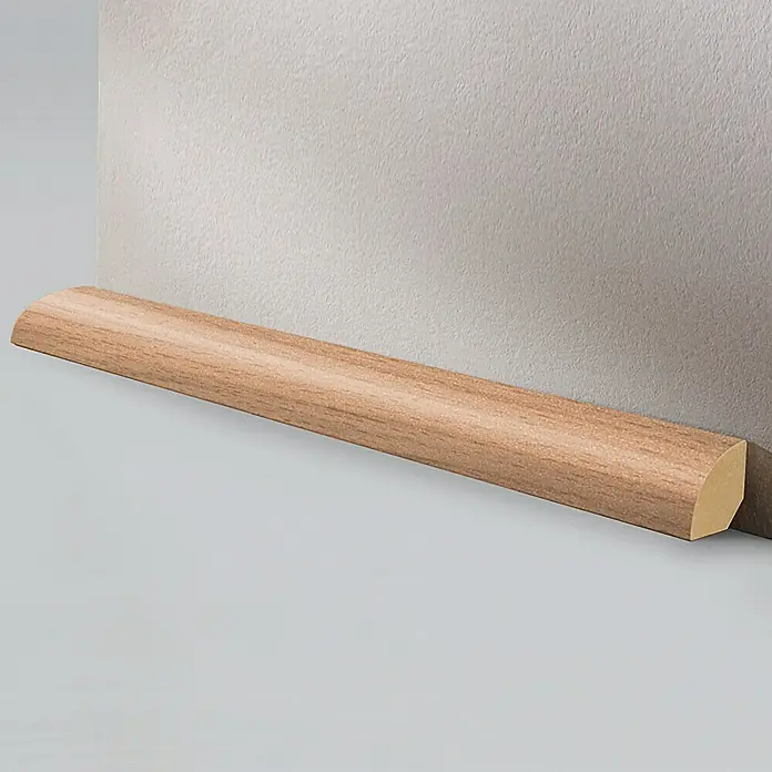 LOGOCLIC Viertelstab Buche Hell - 260 cm x 22 mm x 22 mm, MDF - Eine Nahaufnahme einer Sockelleiste aus Holz, die an einer Wand befestigt ist. Das Holz hat eine helle, natürliche Farbe und eine glatte Oberfläche.