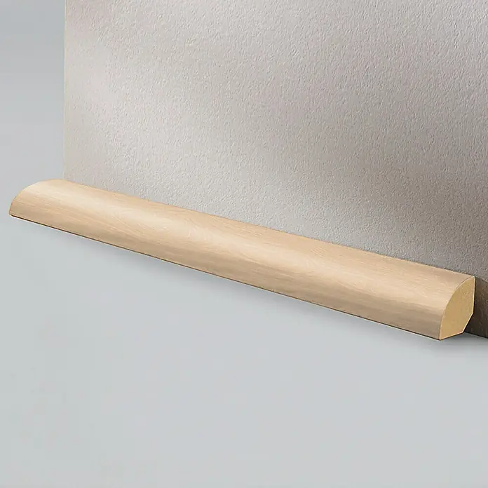 LOGOCLIC Viertelstab Ahorn - 260 cm x 22 mm x 22 mm, MDF - Das Bild zeigt eine hölzerne Viertelstab-Leiste zur Wandmontage. Die Leiste ist hell und hat eine abgerundete Form.