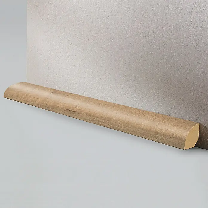 LOGOCLIC Viertelstab Eiche - 260 cm x 22 mm x 22 mm, MDF - Ein Viertelstab aus hellem Holz, der an der Wand entlang verläuft und Boden und Wand verbindet. Dekorative Holzfußleiste mit abgerundeter Kante.