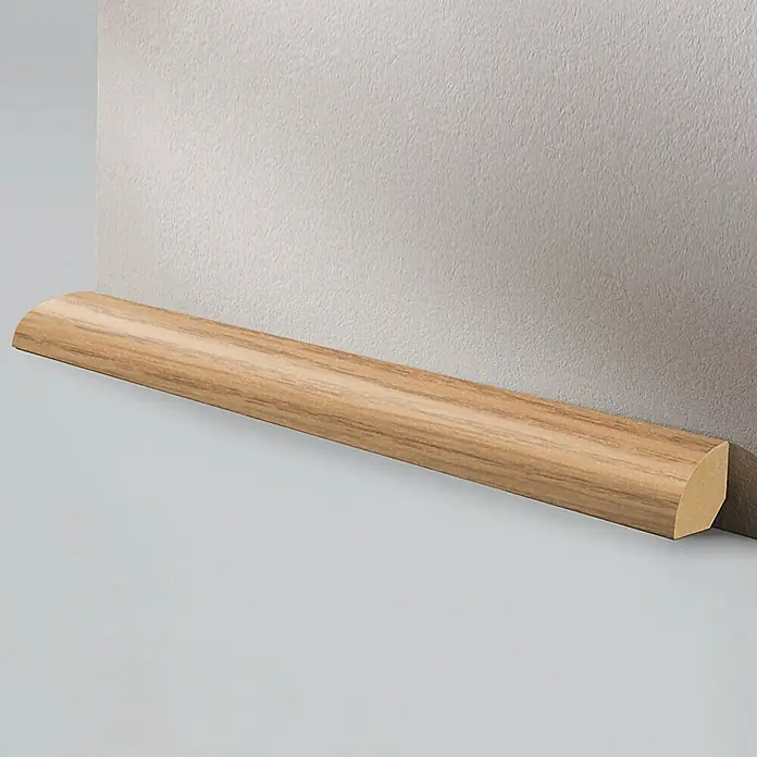 LOGOCLIC Viertelstab Nevada Oak - 260 cm x 22 mm x 22 mm, MDF - Nahaufnahme einer eleganten, hellbraunen Viertelstab-Fußleiste, die eine stilvolle Verbindung zwischen Wand und Boden bildet.