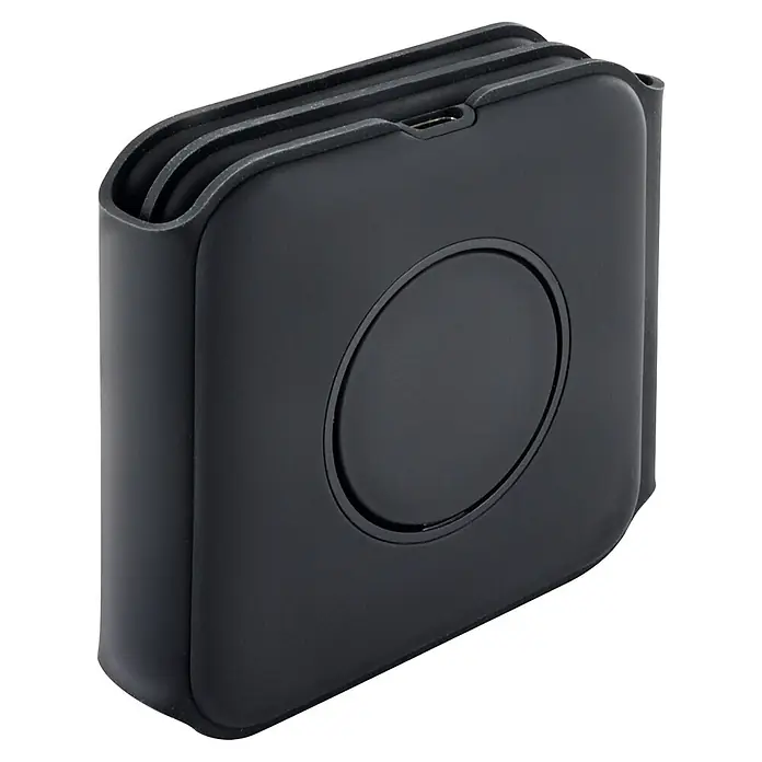 Schwaiger Ladestation 3-in-1 Ladestation - Schwarz - Kompaktes dunkelgraues Gerät mit weicher, texturierter Oberfläche, einem markanten runden Detail vorne und einem sichtbaren USB-C Ladeanschluss oben.