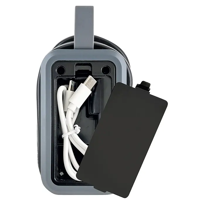 Schwaiger USB-Ladeadapter Schuko, USB-A, 2 x USB-C - Schwarz - Graues und schwarzes Gerät mit weißem USB-C-Kabel und teilweise eingefügter schwarzer Powerbank oder Festplatte.
