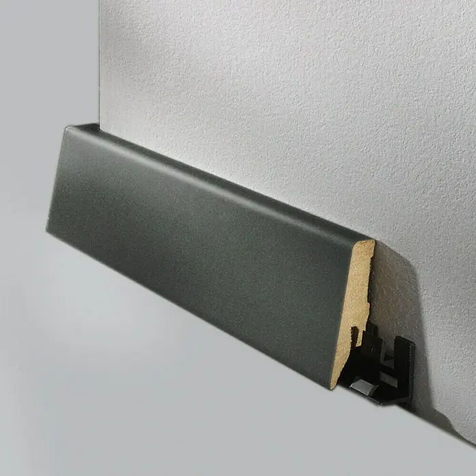 LOGOCLIC Sockelleiste K58 D Anthrazit - 260 cm x 19 mm x 58 mm, MDF - Graue Fußleiste mit Montageclip an einer weißen Wand. Detailaufnahme der Bodenleiste mit Zubehör.