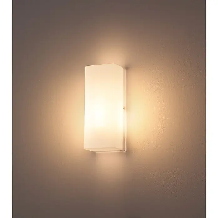 Globo LED-Außenwandleuchte Phelps - 15 W, IP44, B x H: 250 x 100 mm, Weiß, Matt - Rechteckige Wandleuchte aus satiniertem Glas, warm leuchtend an einer texturierten Wand.