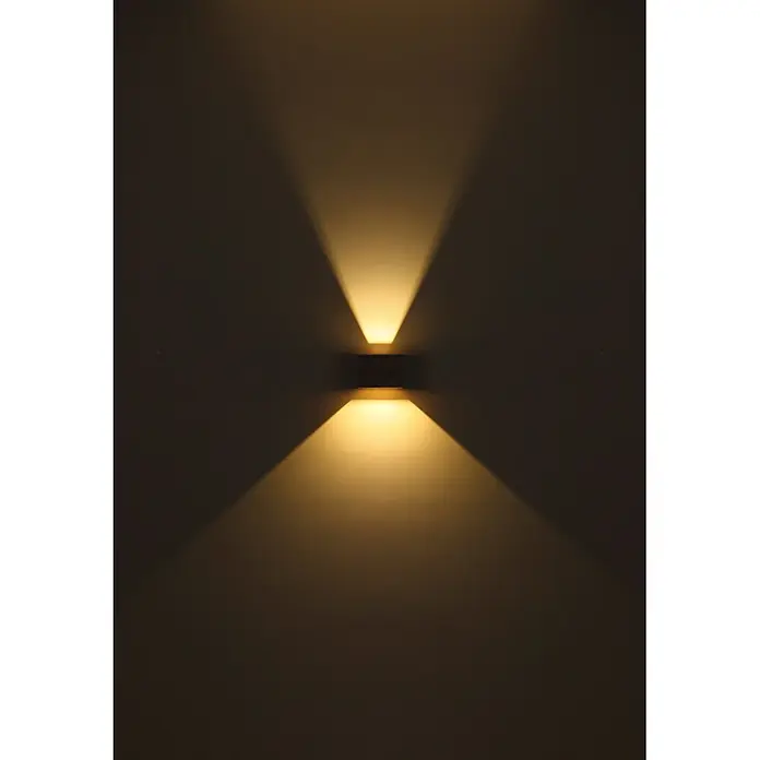 Globo LED-Außenwandleuchte Veronika - 3 W, IP54, B x H: 100 x 125 mm, mit Bewegungssensor, Anthrazit, Matt - Dunkle rechteckige Holz-Wandleuchte wirft warmes, goldgelbes Licht nach oben und unten auf eine dunkle Wand.