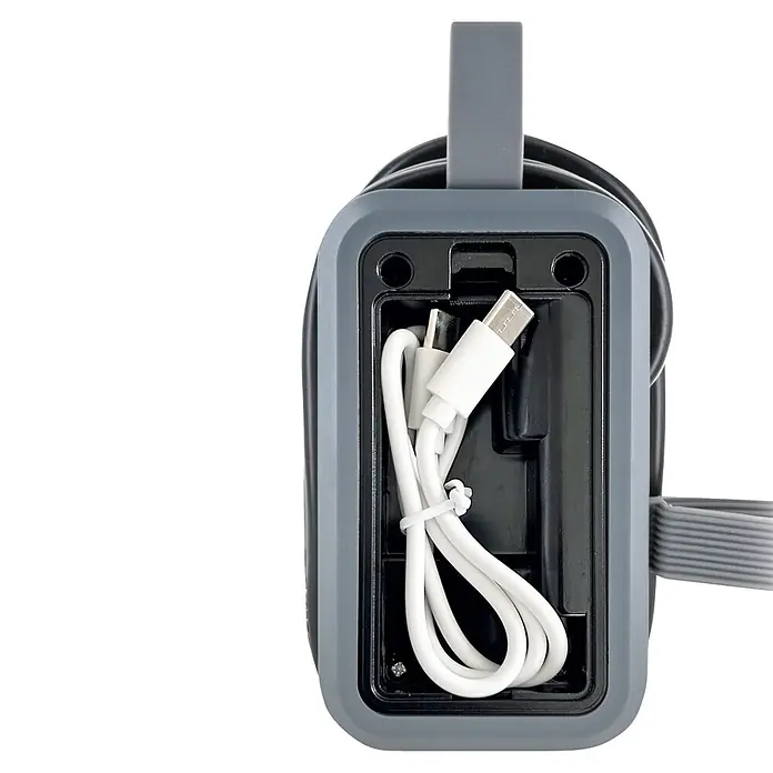Schwaiger USB-Ladeadapter Schuko, USB-A, 2 x USB-C - Schwarz - Dunkelgraues und schwarzes Gerät mit offenem Fach, das ein ordentlich verstautes weißes USB-C-Ladekabel zeigt.