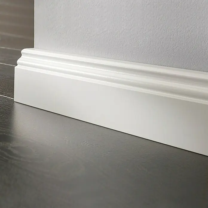LOGOCLIC Sockelleiste Weiß - 260 cm x 17 mm x 70 mm, MDF, Weiß, Beschichtet - Detailaufnahme einer eleganten, weißen Fußleiste, die den Übergang zwischen Wand und dunklem Holzboden stilvoll betont.