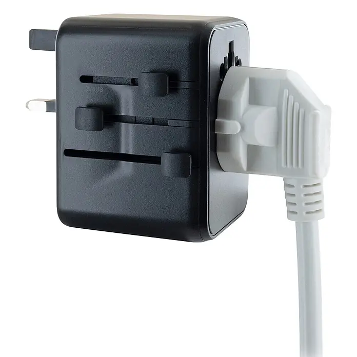 Schwaiger Reiseadapter All-in-One Weltreiseadapter - Schwarz - Schwarzer Universal-Reiseadapter mit ausgefahrenen Stiften und eingestecktem weißem Stecker.