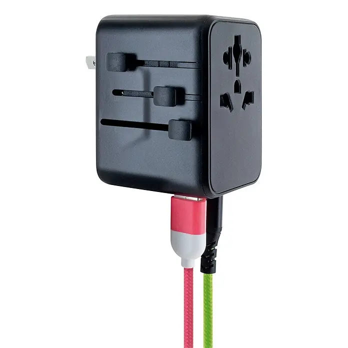Schwaiger Reiseadapter All-in-One Weltreiseadapter - Schwarz - Schwarzer Universal-Reiseadapter mit Steckdosenschiebern, Universalbuchse und zwei rot-weißen und grün-schwarzen Ladekabeln.