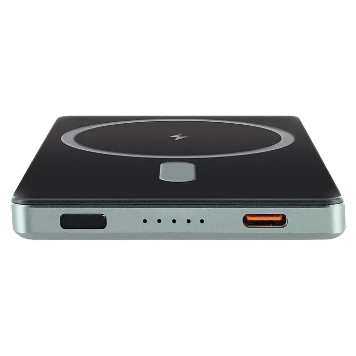 Schwaiger Powerbank magnetisch Wireless - Schwarz - Schwarze rechteckige Powerbank mit silbergrauem Boden, kabellosem Ladepad, Einschalttaste, LED-Anzeigen und orangefarbenem USB-Anschluss.