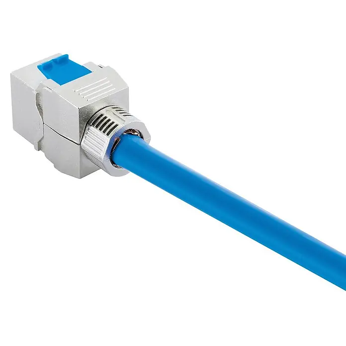 Schwaiger Netzwerk-Stecker Keystone CAT8-Modul werkzeuglos - Silber - Silberne geschirmte RJ45 Keystone-Buchse mit blauem Ethernet-Kabel.