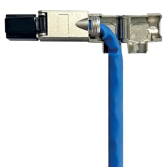 Schwaiger Netzwerk-Stecker CAT 8.1 RJ45 gewinkelt aus Metall - Silber - Blaues Netzwerkkabel verbunden mit einem rechtwinkligen Metallstecker mit schwarzem Gehäuse.