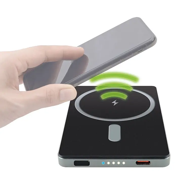 Schwaiger Powerbank magnetisch Wireless - Schwarz - Schwarze kabellose Powerbank lädt Smartphone mit grünen Wellen, mit Kontrollleuchten und Anschlüssen.