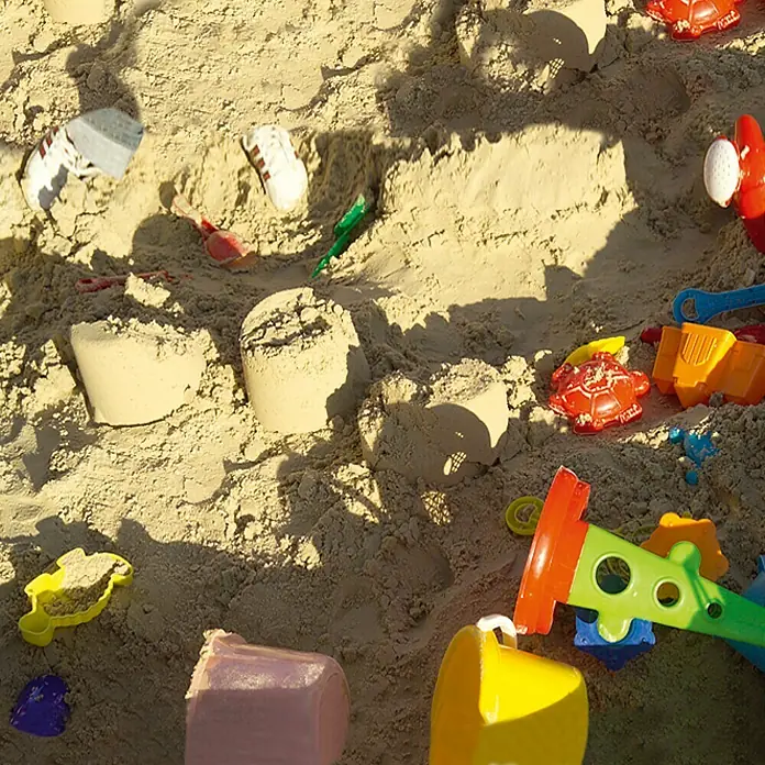 Hamann Mercatus Kinderspielsand - 1.000 kg, Körnung: 0 mm - 2 mm - Sandkasten mit Förmchen und Spielzeug im Sand, perfekt für kreativen Spielspaß im Freien.