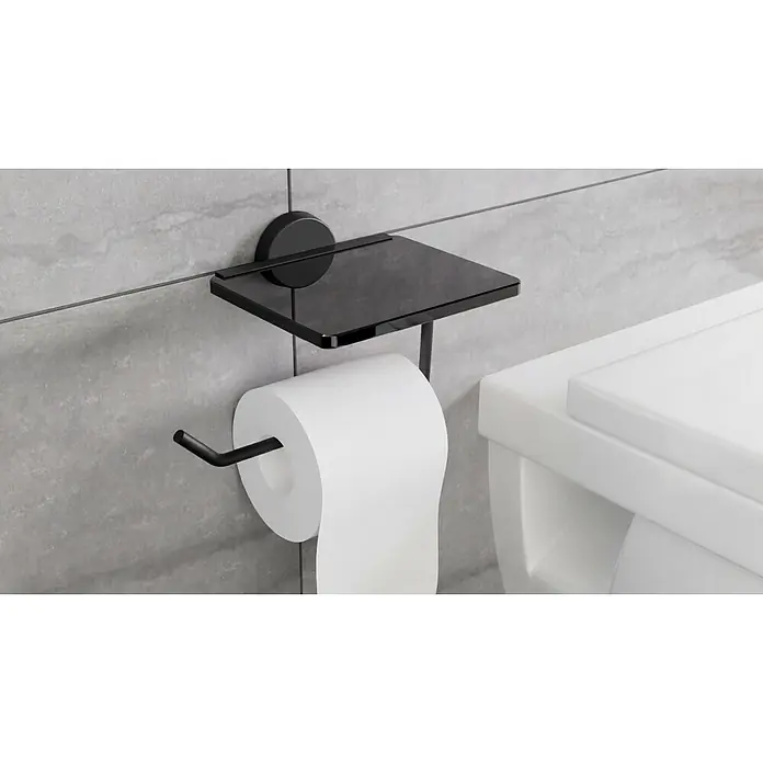 Camargue Paris Black Toilettenpapierhalter - L x B x H: 14 x 16,4 x 12,3 cm, Edelstahl, Schwarz - Schwarzer Toilettenpapierhalter mit Ablage hält eine Rolle Toilettenpapier neben einer weißen Toilette.