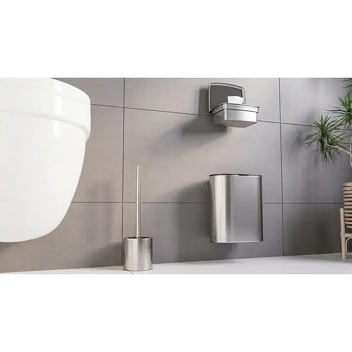 Camargue Paris WC-Bürstengarnitur - Edelstahl, Edelstahl - Edelstahl-Toilettenbürste, wandmontierter Abfalleimer und Feuchttuchspender in einem modernen Badezimmer.