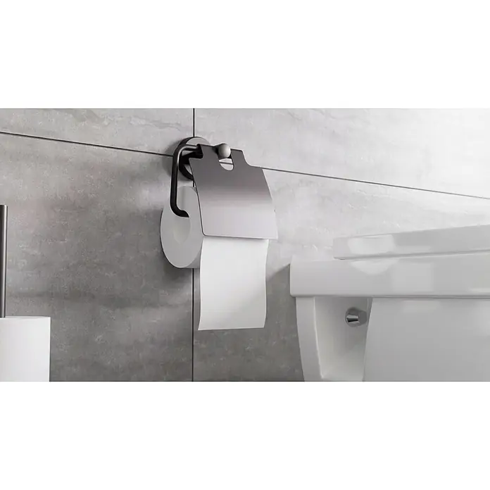 Camargue Paris Black Toilettenpapierhalter - L x B x H: 16,5 x 14 x 7 cm, Edelstahl, Schwarz - Schwarz-silberner Toilettenpapierhalter mit weißer Rolle, an gefliester Wand neben einer Toilette.