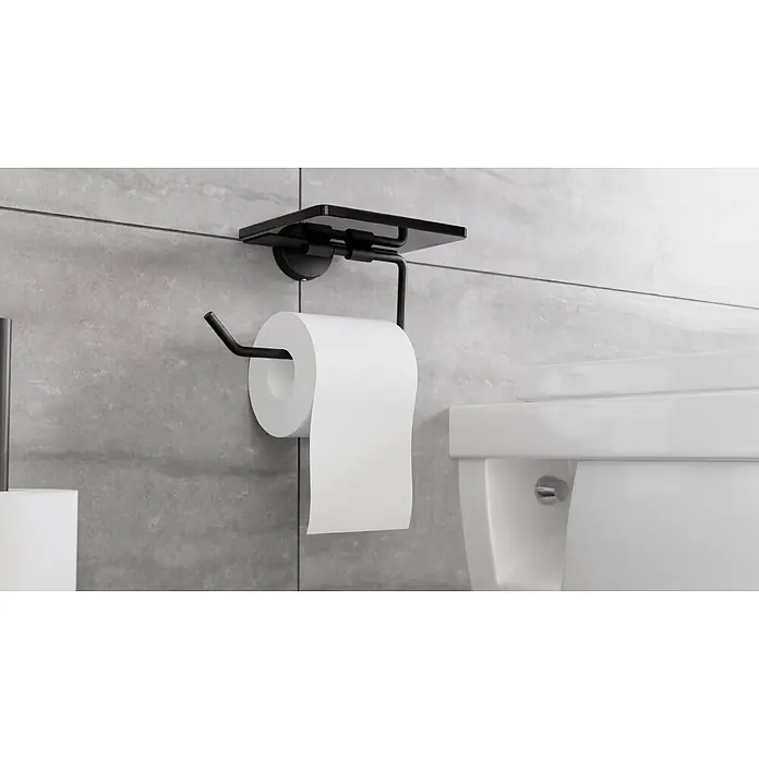 Camargue Paris Black Toilettenpapierhalter - L x B x H: 14 x 16,4 x 12,3 cm, Edelstahl, Schwarz - Mattschwarzer Toilettenpapierhalter mit Ablage, an der Wand montiert, mit weißer Toilettenpapierrolle neben einer Toilette.