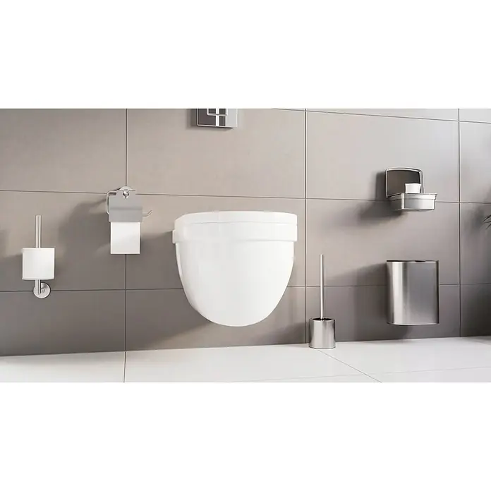 Camargue Paris WC-Bürstengarnitur - Edelstahl, Edelstahl - Weißes wandhängendes WC in modernem Bad, mit passenden Edelstahl-Accessoires.