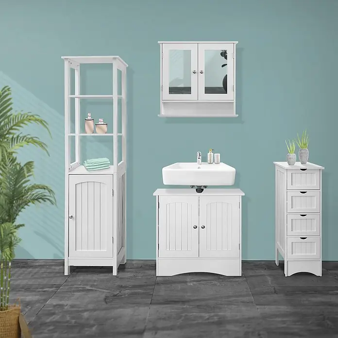 ML-Design Badmöbel-Set - Weiß - Set aus weißen Badmöbeln aus Holz, bestehend aus Hochschrank, Waschtisch, Spiegelschrank und Schubladenschrank, in einem hellblauen Badezimmer.
