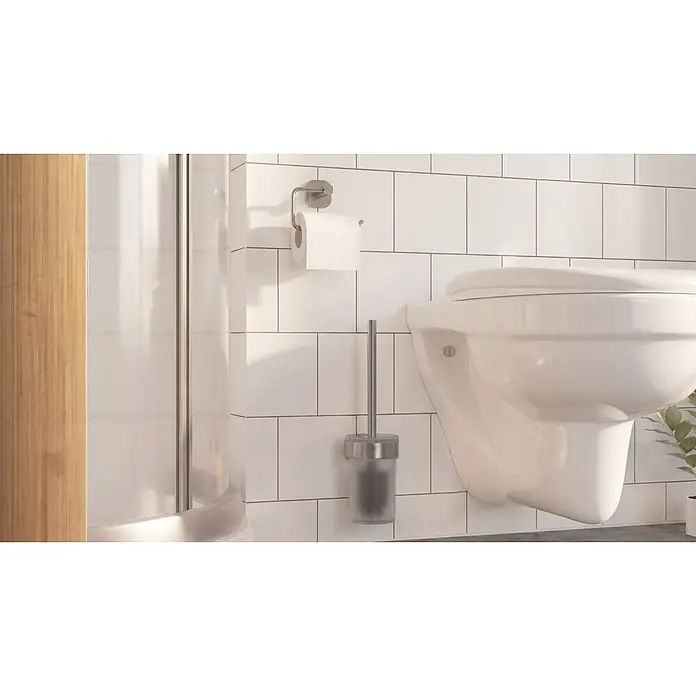 Venus Toilettenpapierhalter Prag - Edelstahl, Matt - Silberner Toilettenpapierhalter mit weißer Rolle und passender Toilettenbürstenhalter neben einer weißen Wandtoilette im modernen Bad.