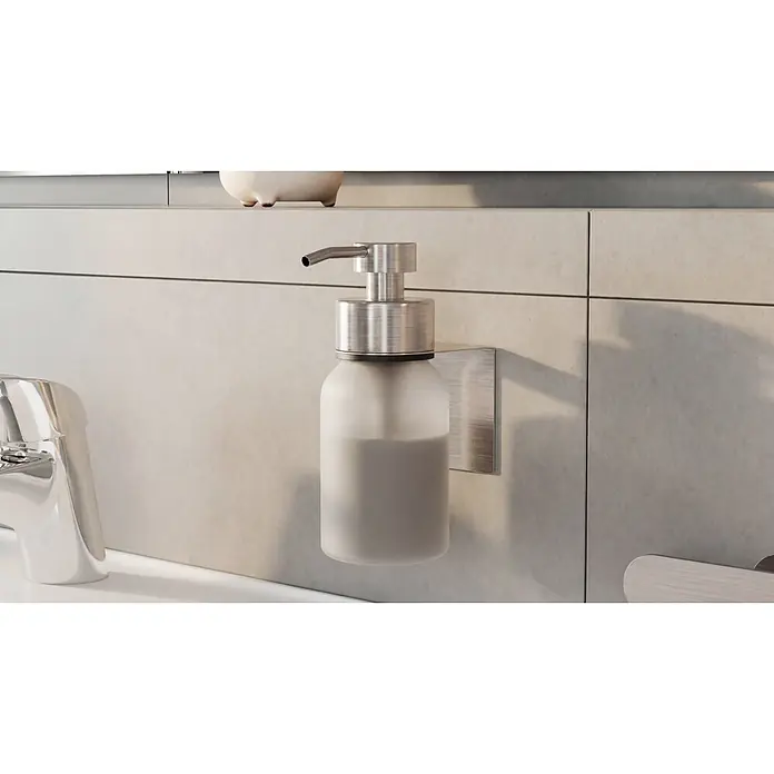 Camargue Antwerpen Seifenspender - Edelstahl, Edelstahl, Für die Wand - Wandmontierter Seifenspender mit matter Glasflasche und gebürsteter Metallpumpe, über einem Waschbecken installiert.
